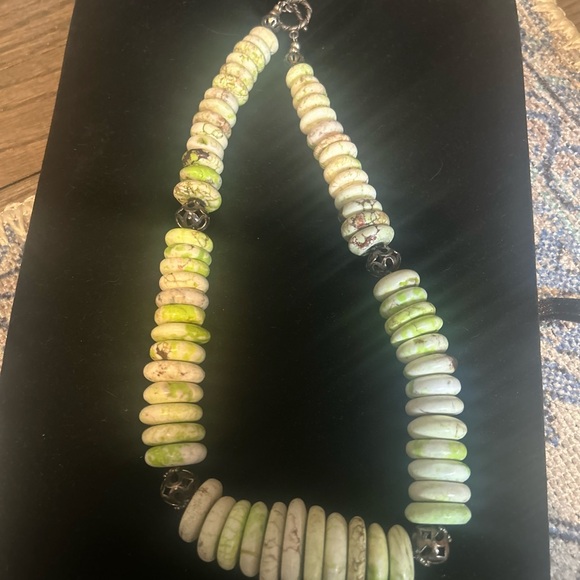 Elegant Green and White Graduated Necklace - Picture 1 of 5